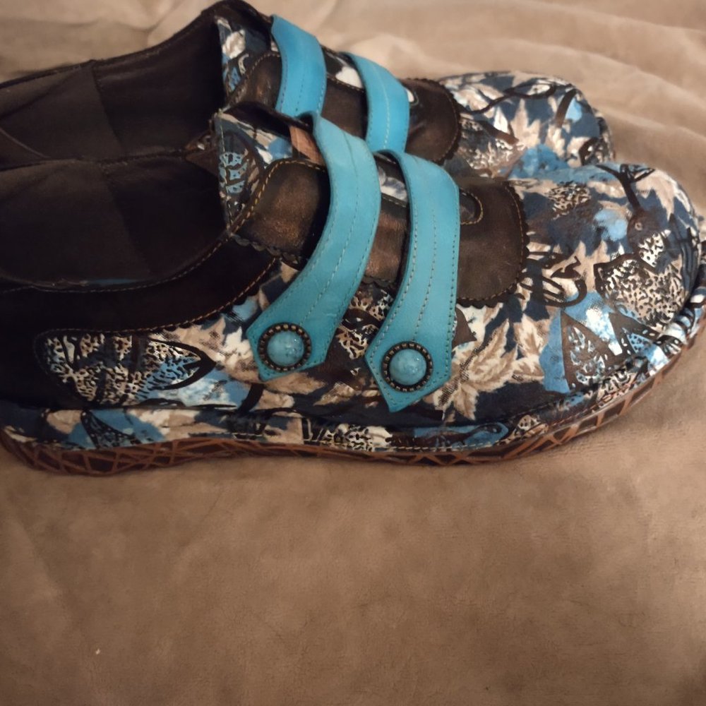 NIB Blue leather flats with flower designs size 10